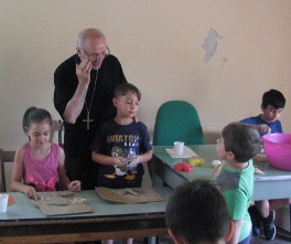 Mons.Galantino con i bambini